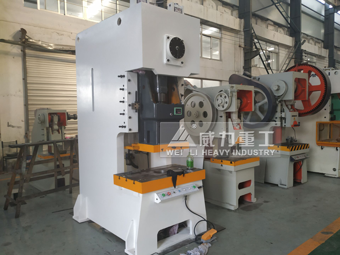 110噸氣動沖床生產(chǎn)車間1